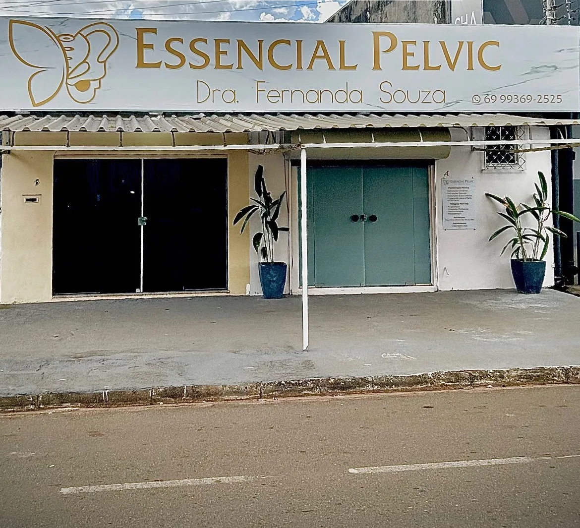 Fachada da Essencial Pelvic, com o letreiro dourado da clínica